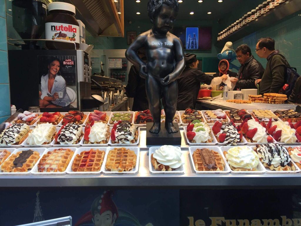 the stories behind manneken pis statue - waffle shop